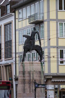 Freiburg im Breisgau, Almanya - 111 01 2012: Avrupa caddesinde bir at üstündeki atlının anıtı