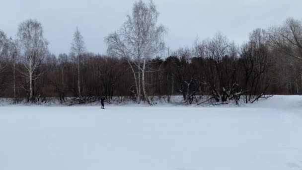 Ekaterinburg Rusia 2021 Esquiador Masculino Esquiar Lago Día Nublado Invierno — Vídeo de stock