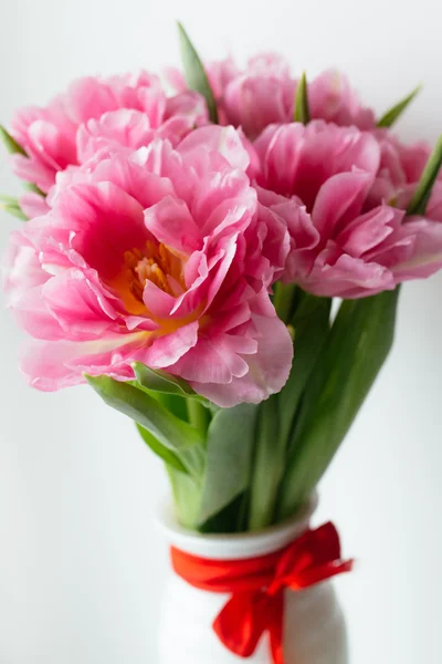 Beyaz vazo içinde Pembe Laleler
