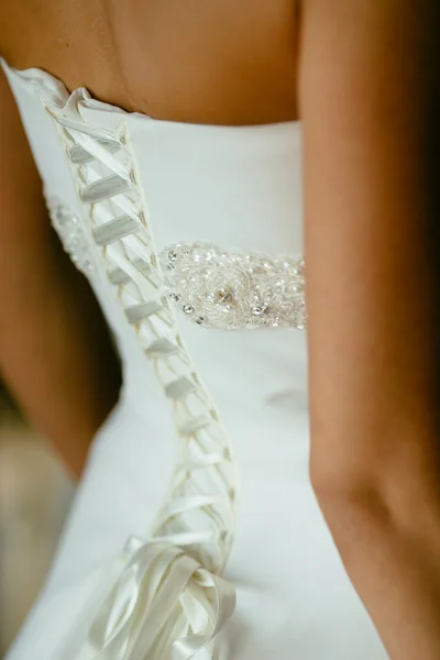 bir korse gelinin arkası