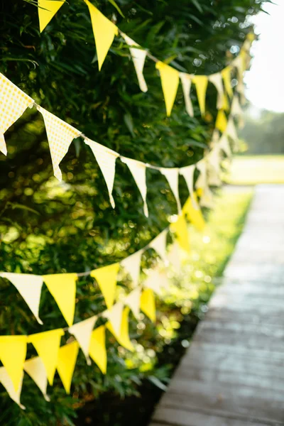 Sarı dekoratif bayrakları