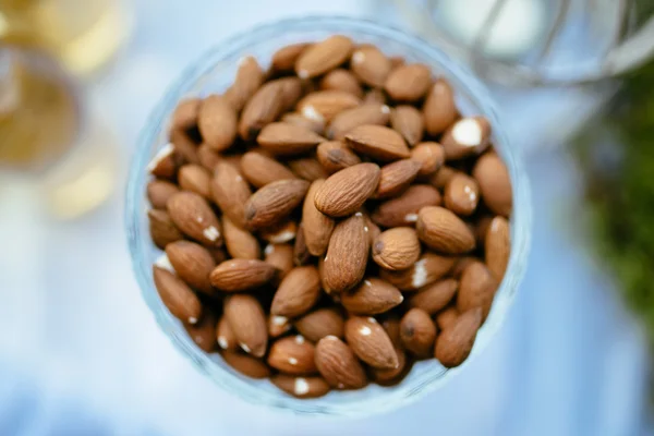 cam vazoda badem bir avuç