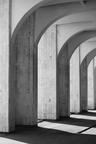 Siyah ve beyaz kemerli gölgeler