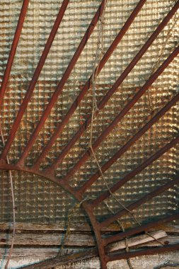 Penceresinde Sunset'teki paslı yarı dairesel Bar