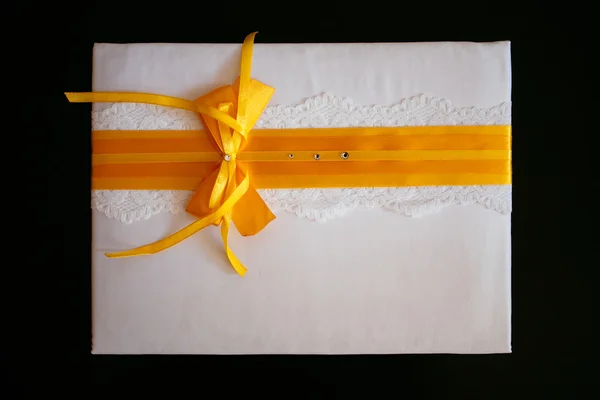 Sarı kurdele ile hediye zarf