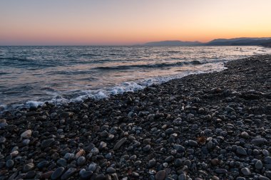 Deniz kıyısında gün batımı 