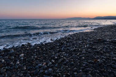 Deniz kıyısında gün batımı 