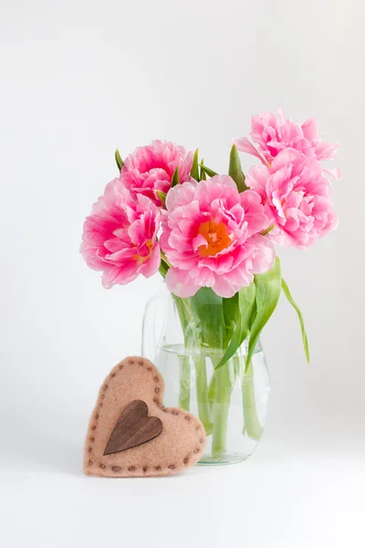 Bir cam kavanoza Pembe Laleler