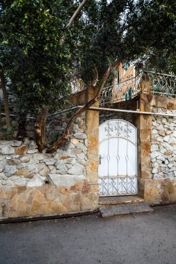 Antik taş duvar metal vintage kapı ile