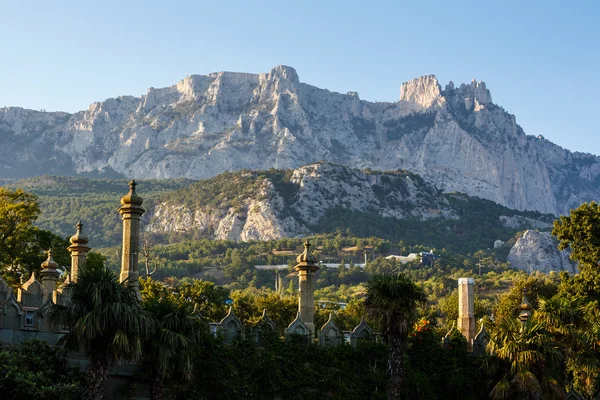 Ai-Petri Vorontsov Palace Park'tan görünümünü