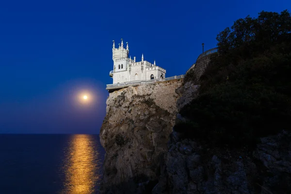 gece ay ışığında kırlangıç yuva