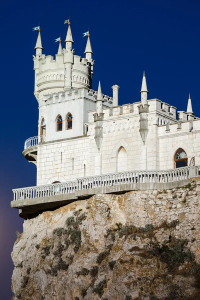 gece ay ışığında kırlangıç yuva