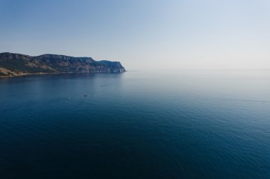 Deniz ve defne Dağları görünümü