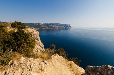 Deniz ve defne Dağları görünümü