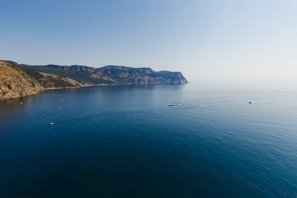 Uitzicht op de zee en de bergen van de baai — Stockfoto