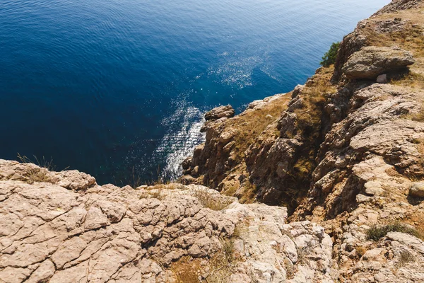 Down to the sea van een klif bekijken — Stockfoto