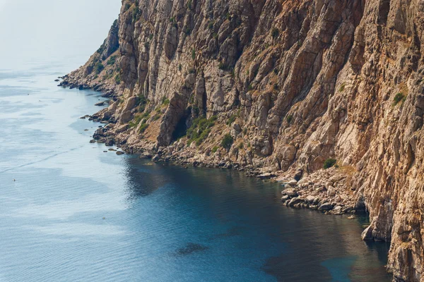 Down to the sea van een klif bekijken — Stockfoto