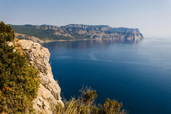 Vista para o mar e as montanhas da baía — Fotografia de Stock