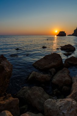 Kayalık sahilde gün batımı