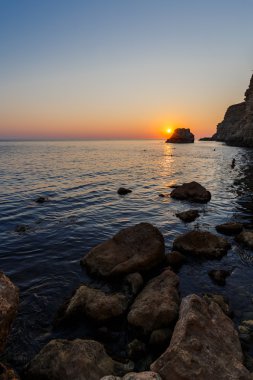 Kayalık sahilde gün batımı