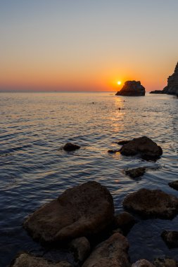 Kayalık sahilde gün batımı