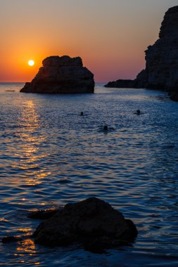 Kayalık sahilde gün batımı
