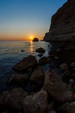 Kayalık sahilde gün batımı
