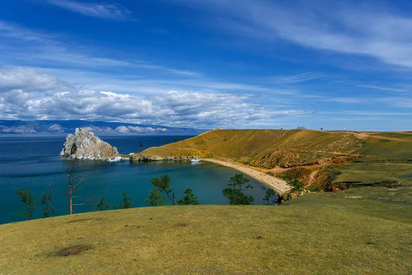 Uitzicht op de berg Mona Cape gouden, eiland Olkhon — Stockfoto