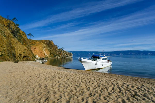Лодка на берегу на пляже — стоковое фото