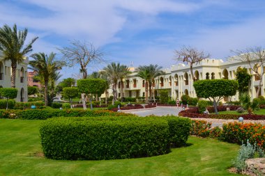 Mısır: 16 Nisan 2015, tropikal Bahçe Villa ağaçlarda ile yeşil çayır