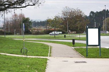 Parktaki yol tabelası