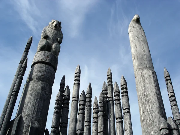 Poteaux totémiques sculptés au sommet de la montagne Burnaby . — Photo