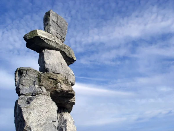 Inukshuk een traditionele inheemse sculptuur in Vancouver. — Stockfoto