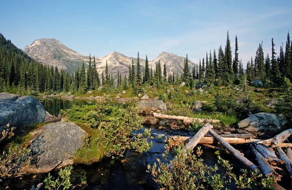 Sahil dağlarda günbatımı.