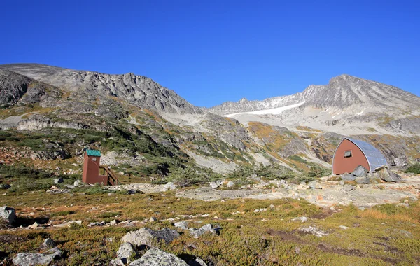 Wedgemount Hut in Garibaldi Provincial Park. — Stock Photo, Image