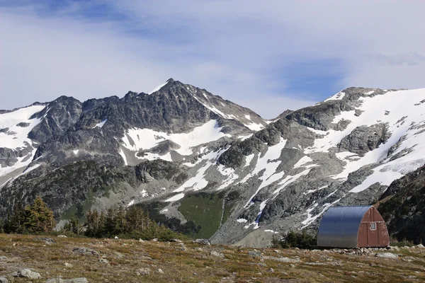 Alpine hut  in the Coast Mountains of British Columbia. — Stock Photo, Image