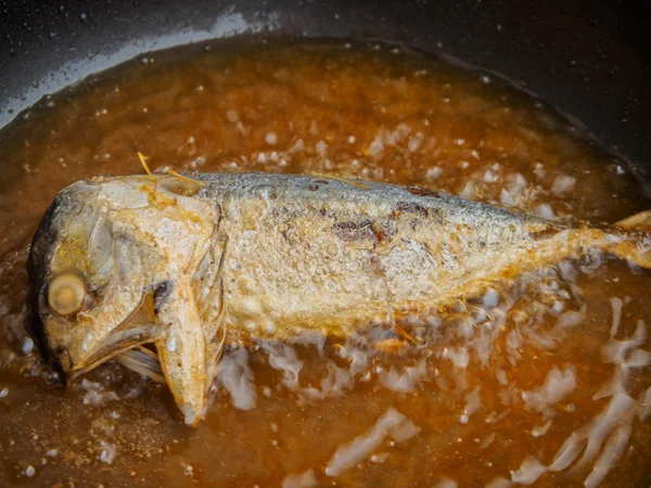 Frying Mackerel in Boiling Oil — Stock Photo, Image