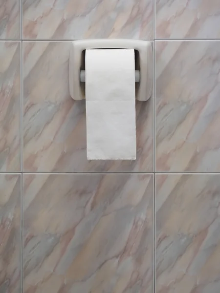 Toalettpapper rulla på mitten av väggen — Stockfoto