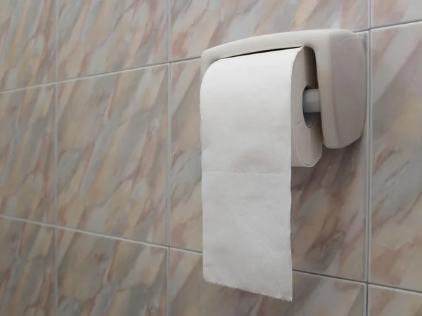 Toalettpapper rulle på vägg — Stockfoto