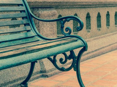Closeup boş vintage tezgah sağlam duvar önünde