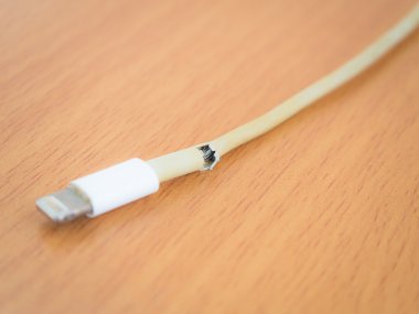Closeup kırık akıllı telefon şarj kablosu
