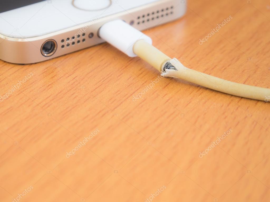 Onhandig partij touw Close-up de kabel van de gebroken Smartphone lader, kopie ruimte ⬇  Stockfoto, rechtenvrije foto door © Poravute_Siriphiroon #107603692
