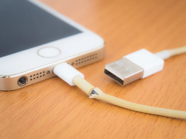 Närbild på trasiga iphone laddare kabel — Stockfoto