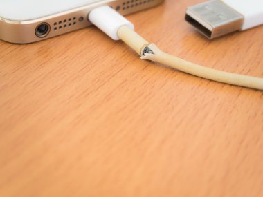 Closeup kırık akıllı telefon şarj kablosu