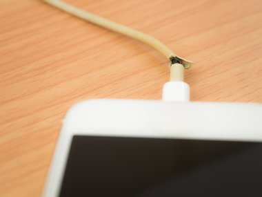 Kırık şarj kablosu ile akıllı telefon