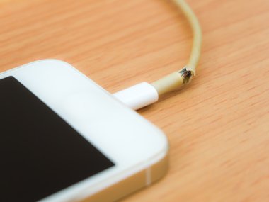 Kırık şarj kablosu ile akıllı telefon