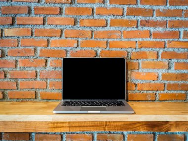 Bilgisayar (Labtop) tuğla duvar arka plan ile