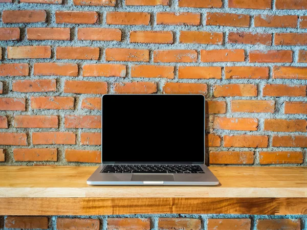 Computador (Labtop) com fundo de parede de tijolo — Fotografia de Stock