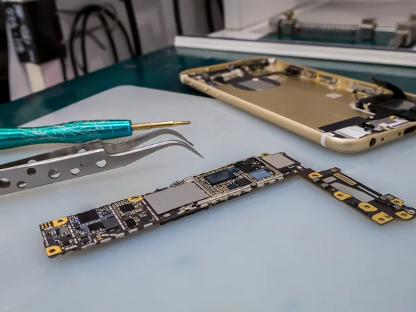 Reparatur von Smartphones auf dem Schreibtisch — Stockfoto