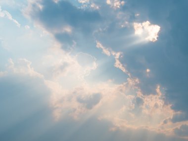 Sonra güneş ışığı ile bulutlu gökyüzü yağmurlu